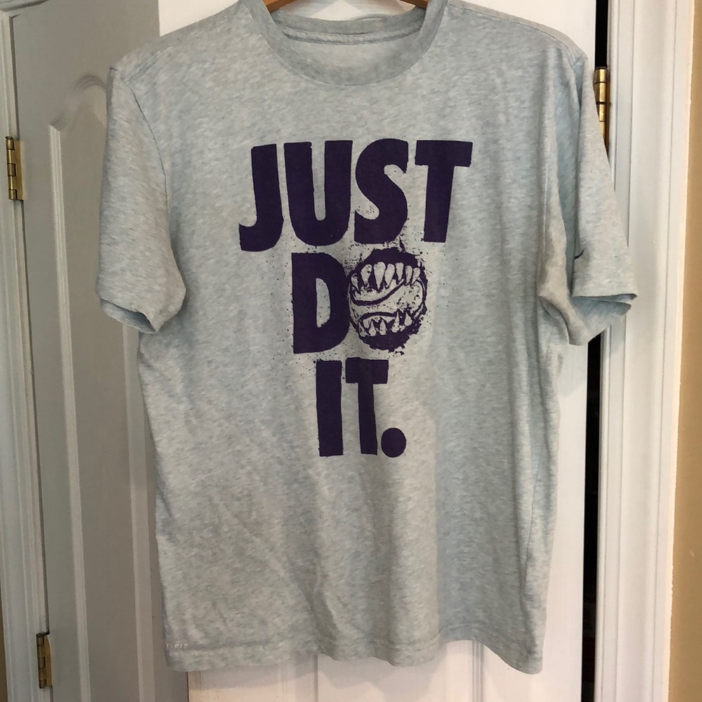 Men’s medium Nike light blue tennis t-shirt